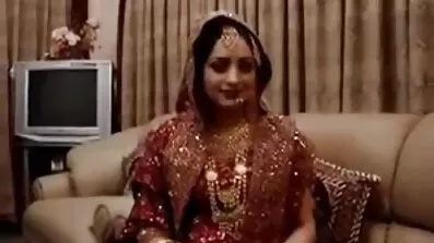 কালো স্টকিংস পরা তেলুগু সেক্স ভিডিও মেয়ে তার লোমশ টুপি ঘষে