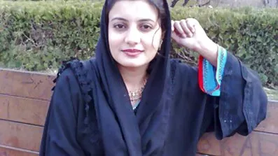 একটি হলুদ স্যুট পরা একটি বন্ধু একটি কল বাংলা আন্টি সেক্স ভিডিও বেশ্যা fucks