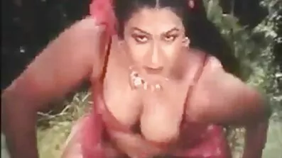 আত্মবিশ্বাসী ভাবিদের সেক্স ভিডিও মানুষ ক্যামেরার সামনে একটি মেয়েকে গুদে চুদছে।