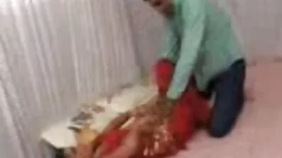 মেয়েটি লকার রুমে তার শরীর সেক্স ভিডিও সং দেখায় এবং মনে করে যে কেউ দেখে না