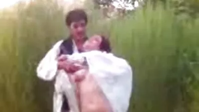 গুদে ভাইব্রেটর যুবতীকে আনন্দের দেওয়ার ভাবি সেক্স ভিডিও শিখরে নিয়ে এল।