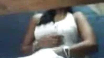 স্বর্ণকেশী মেয়ে ব্লু সেক্স ভিডিও fucks এবং rims