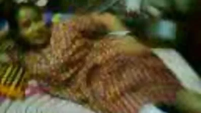 ডিকি দাদা চায়না সেক্স ভিডিও ডট কম পিছনের সিটে গাড়িতে নগ্ন হয়ে চুদছে।