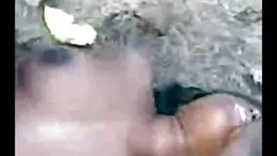 গলার গভীরে রাবার দিয়ে ডিলডো বাংলা সেক্ম ভিডিও আটকে থাকে।