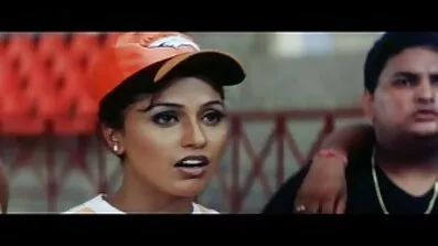 চশমা পরা একটি শালীন মেয়ের সাথে, তিনি বিছানায় ডগিস্টাইল সেক্স ডগ সেক্স ভিডিও শুরু করেন
