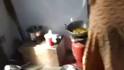 একটি মুরগি গোসলের মিয়া খলিফা ভিডিও সেক্স পর তার প্রেমিকের একজন সদস্যকে নিয়ে যায়।