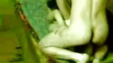 স্বর্ণকেশী বাংলা চৈতালি সেক্স ভিডিও একটি আয়তাকার dildo সঙ্গে ভগ হস্তমৈথুন