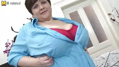 আনন্দদায়ক ঝামেলা-মুক্ত মহিলা বাংলাদেশী মডেল সেক্স ভিডিও তার ভগ স্পর্শ করতে দেয়