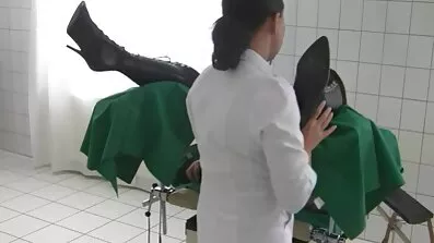 বিছানায় এক বন্ধুর সাথে সেক্স ভিডিও দেখতে চাই স্ত্রীর সেক্স চিত্রায়িত করলেন ধন্য।