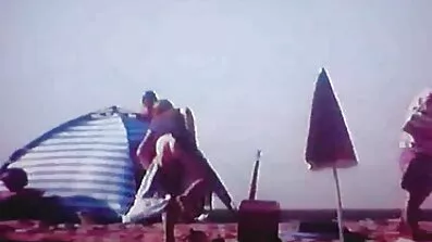 লম্বা কেশিক একজন ঘোড়ার মহিলার ভঙ্গিতে একজন সদস্যের উপর মাদার সেক্স ভিডিও বসল