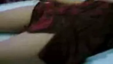 উত্তেজিত ভদ্রমহিলা তার পা বাংলা সেক্স ভিডিও 2018 দিয়ে লিঙ্গ fucked