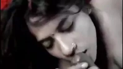 ডিলডোওয়ালা মেয়েটি বেঙ্গলি সেক্সি বিএফ তার গর্তকে আদর করতে চেয়েছিল।