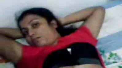 একটি সেক্স মেশিনের সাথে মিলিত বাবা মেয়ে sex video লেগি মডেল