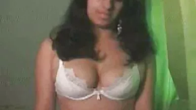 একটি সবুজ সোফা উপর, একটি যুবক বাংলা দেশি sex একটি প্রতিবেশী fucked